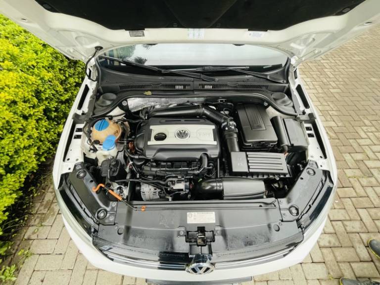 VOLKSWAGEN - JETTA - 2012/2012 - Branca - R$ 65.900,00