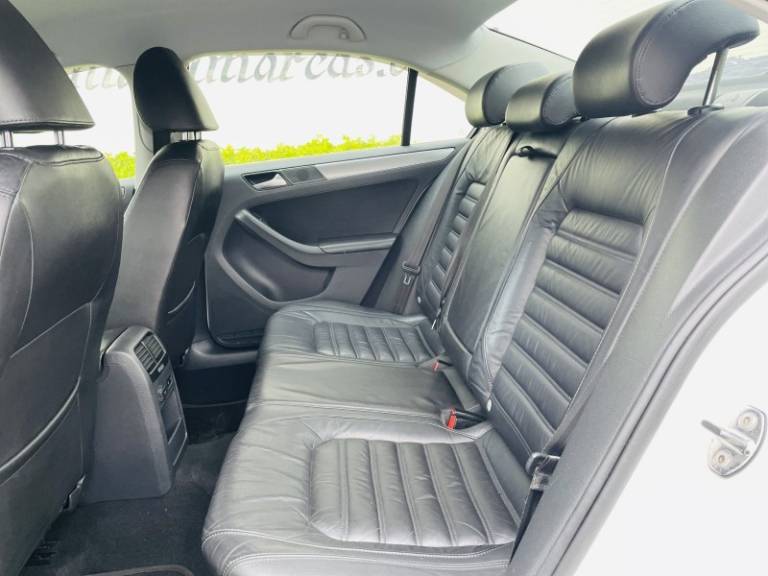 VOLKSWAGEN - JETTA - 2012/2012 - Branca - R$ 65.900,00