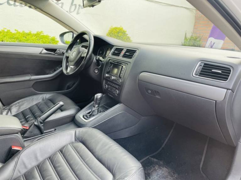 VOLKSWAGEN - JETTA - 2012/2012 - Branca - R$ 65.900,00