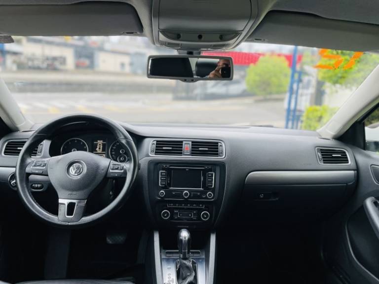 VOLKSWAGEN - JETTA - 2012/2012 - Branca - R$ 65.900,00