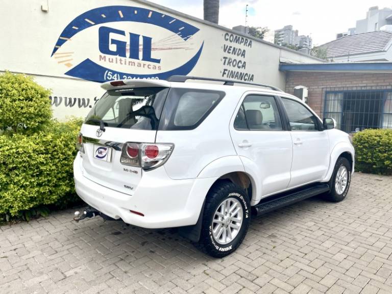 TOYOTA - HILUX SW4 - 2011/2012 - Branca - R$ 130.500,00