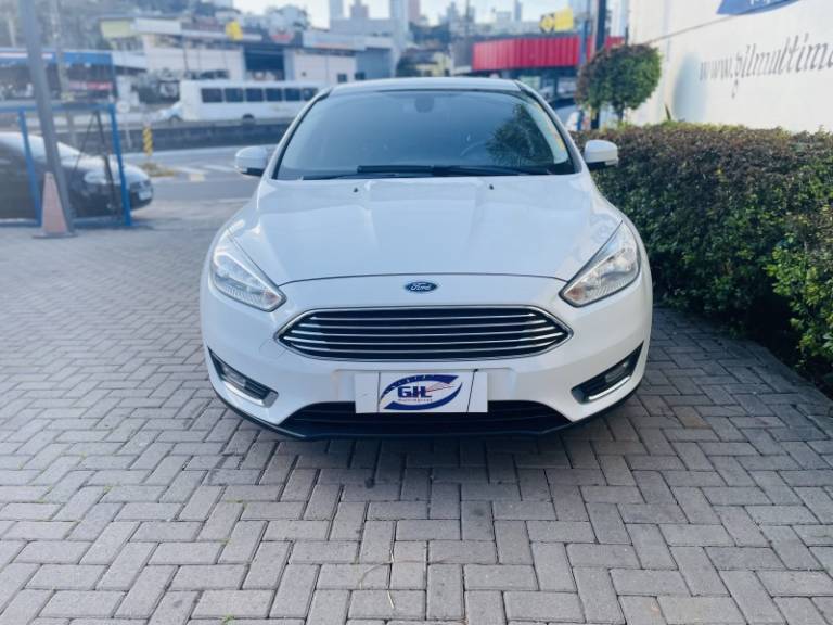 FORD - FOCUS - 2016/2016 - Branca - R$ 63.900,00