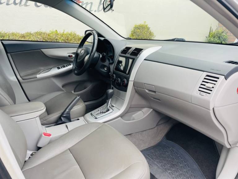 TOYOTA - COROLLA - 2014/2014 - Prata - R$ 66.900,00