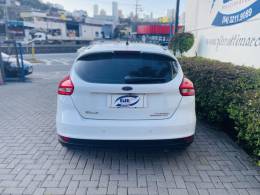 FORD - FOCUS - 2016/2016 - Branca - R$ 63.900,00