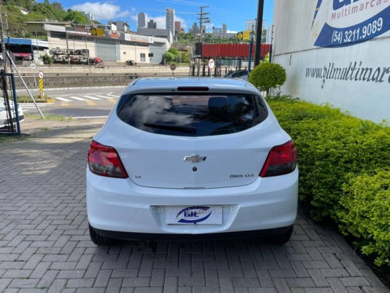 CHEVROLET - ONIX - 2015/2015 - Branca - R$ 52.900,00