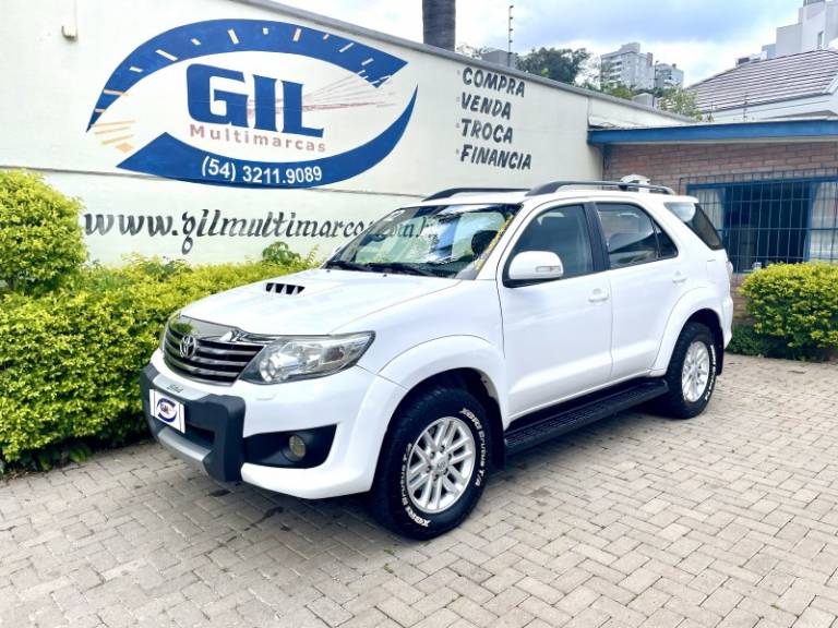 TOYOTA - HILUX SW4 - 2011/2012 - Branca - R$ 130.500,00