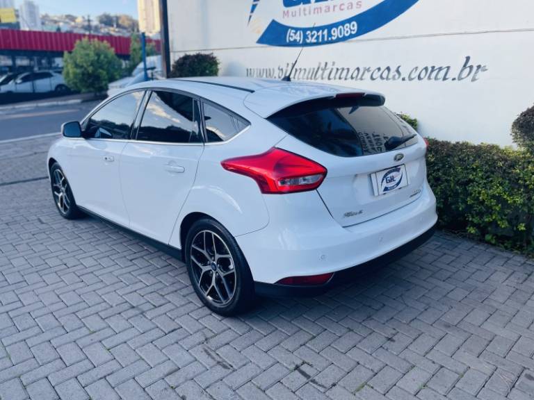 FORD - FOCUS - 2016/2016 - Branca - R$ 63.900,00