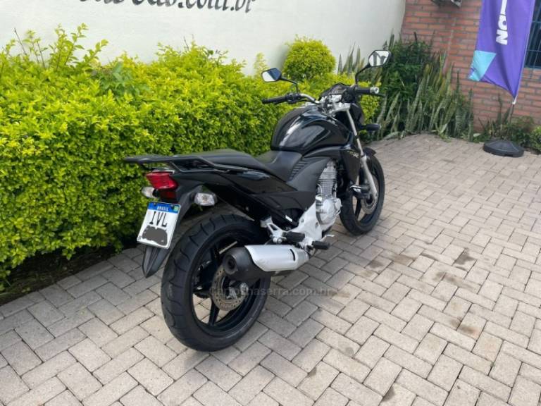 HONDA - CB 300R - 2012/2012 - Preta - R$ 13.900,00