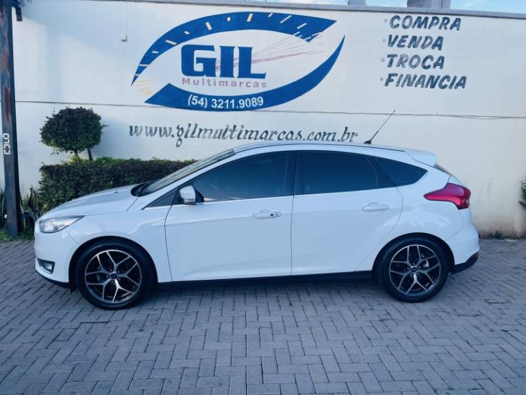 FORD - FOCUS - 2016/2016 - Branca - R$ 63.900,00